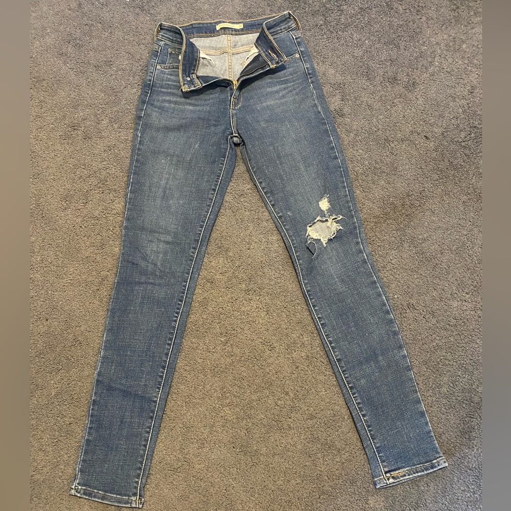 ✨NWOT✨ Blue Skinny Jeans with Distressed Knee